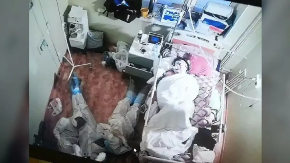 ¡Emocionante! Médicos pasaron Año Nuevo en el piso para no dejar solo a un paciente con COVID-19