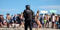 (VIDEO) Así corrió la policía a cientos de jóvenes aglomerados en un balneario de Pinamar