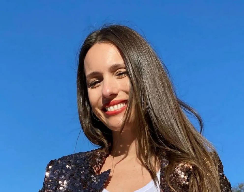 Pampita reavivó los rumores de embarazo con unas postales tapándose la pancita
