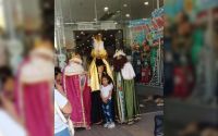 De Medio Oriente a Salta: los Reyes Magos irrumpieron en las peatonales y los niños se emocionaron