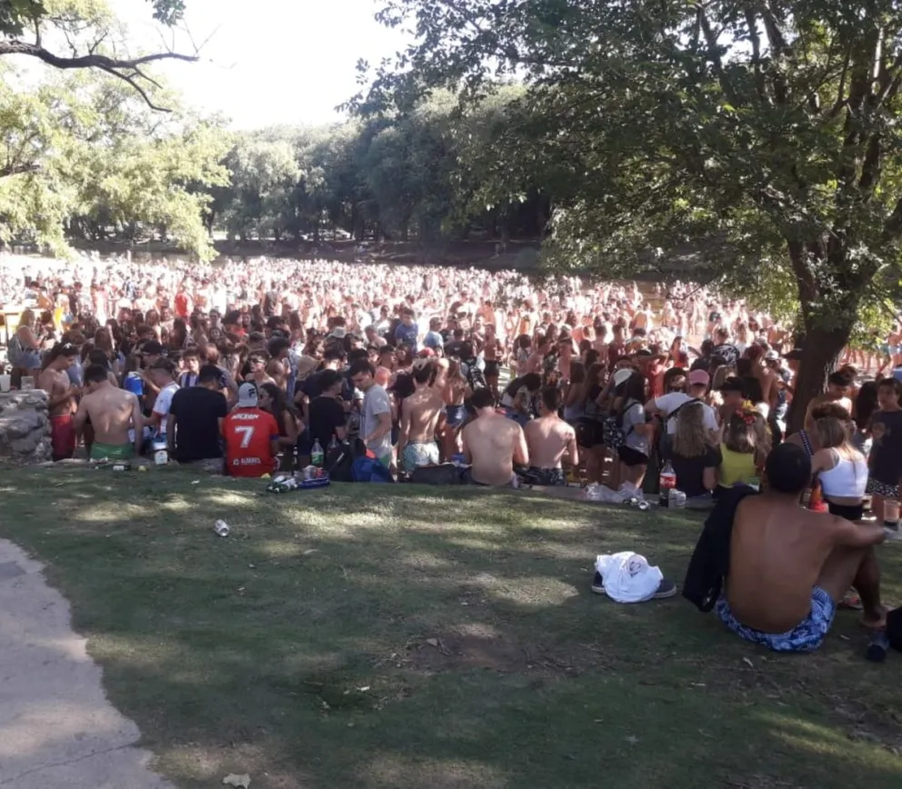 Multitud de jóvenes en un balneario sin barbijo ni distancia social