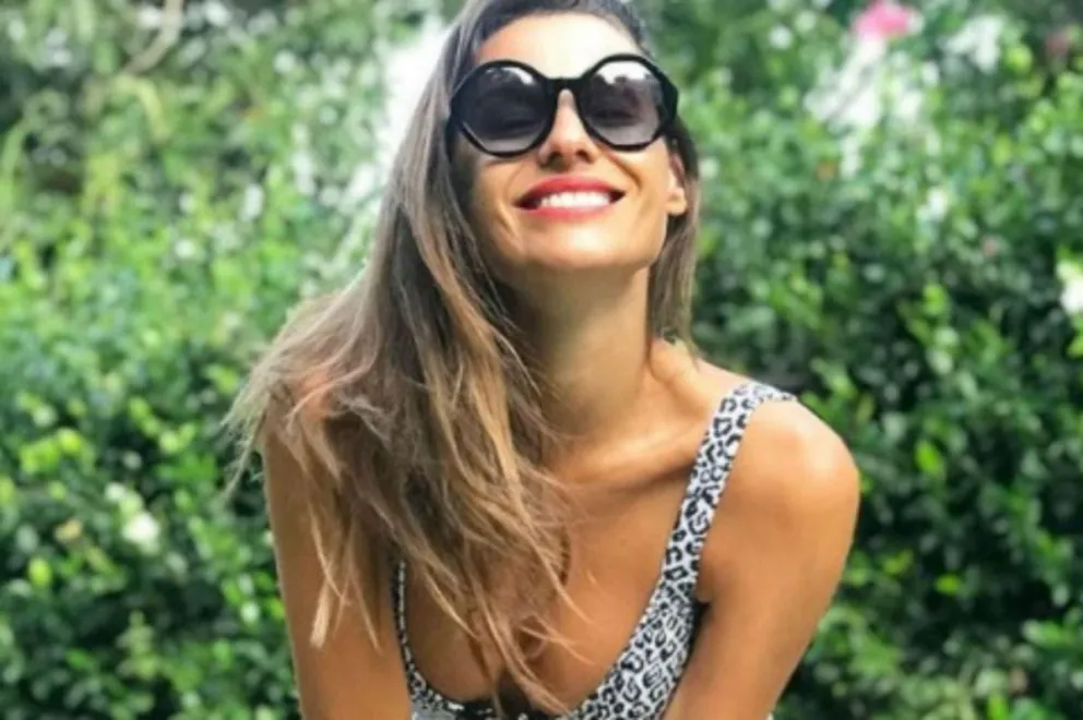 De vacaciones: Pampita posó en un atrevido bikini y un curioso gesto no pasó desapercibido 