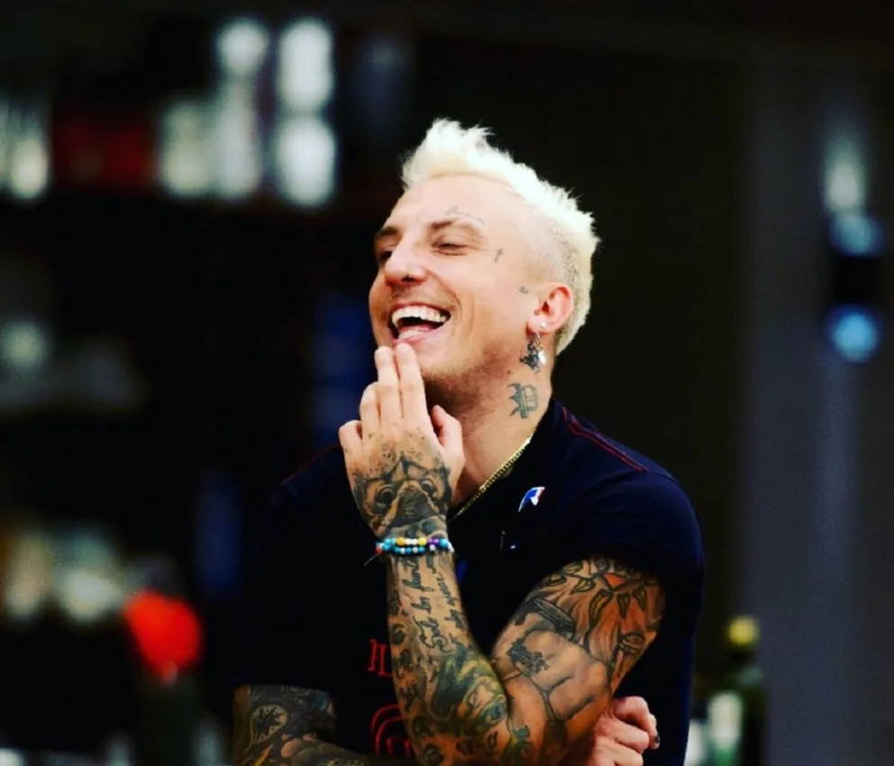 El Polaco cautivó a todos con una versión acústica de "El Regalo" su tema junto a Natalie Pérez