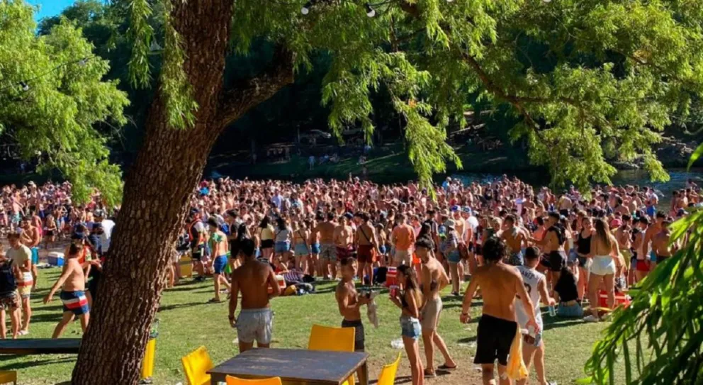 Descontrol en las playas de Calamuchita: las autoridades no saben cómo frenar a los jóvenes