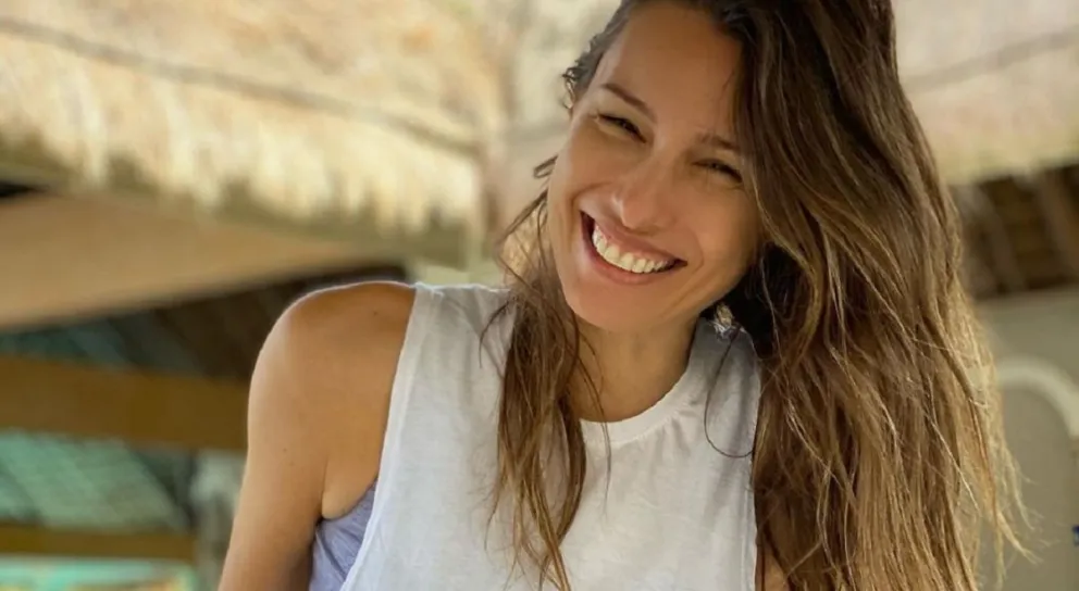 Pampita posó con un atrevido bikini en la playa y despertó suspiros entre sus fans
