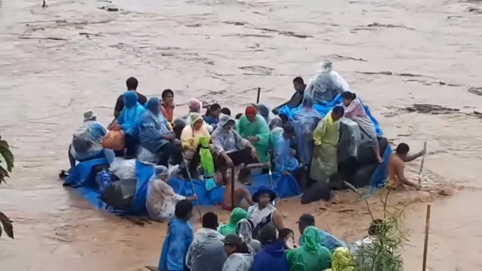 TERRIBLE VIDEO: más de 20 bolivianos arriesgaron su vida y desafiaron al río para ingresar ilegalmente a Salta