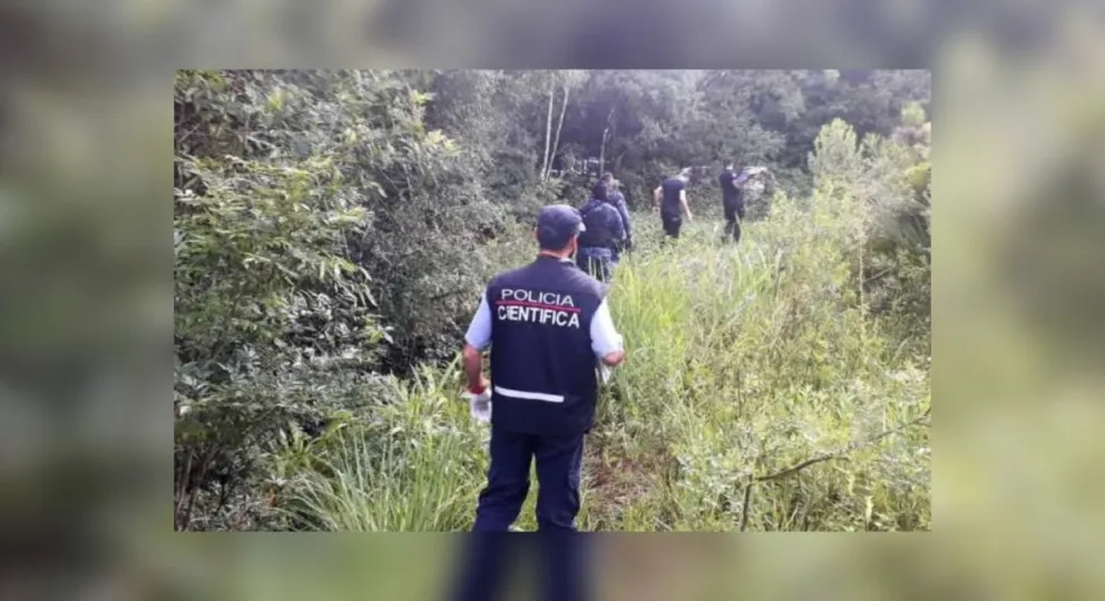 Hallan el cadáver de un bebé de 4 meses enterrado cerca de un arroyo y detienen a sus padres