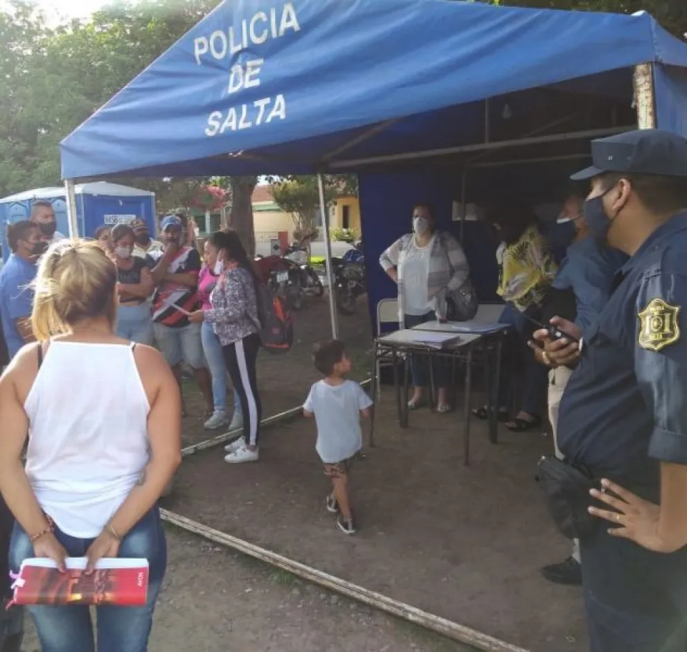La Policía reforzó la seguridad en Parque La Vega y custodia a las familias que abandonan el lugar