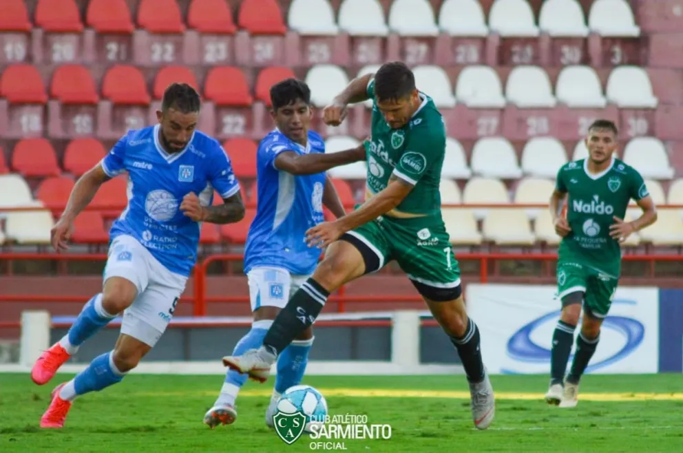 Sarmiento de Junín ascendió a primera luego de imponerse por penales ante Estudiantes de Río IV