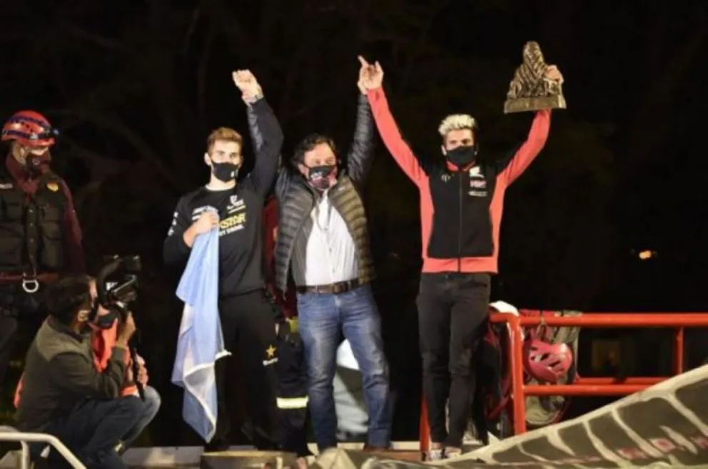 Gustavo Sáenz premió a Kevin Benavides por su actuación en el Rally Dakar