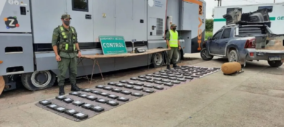 Detienen a una mujer y a sus dos hijitos en Salta: llevaban más 90 kilos de cocaína ocultos