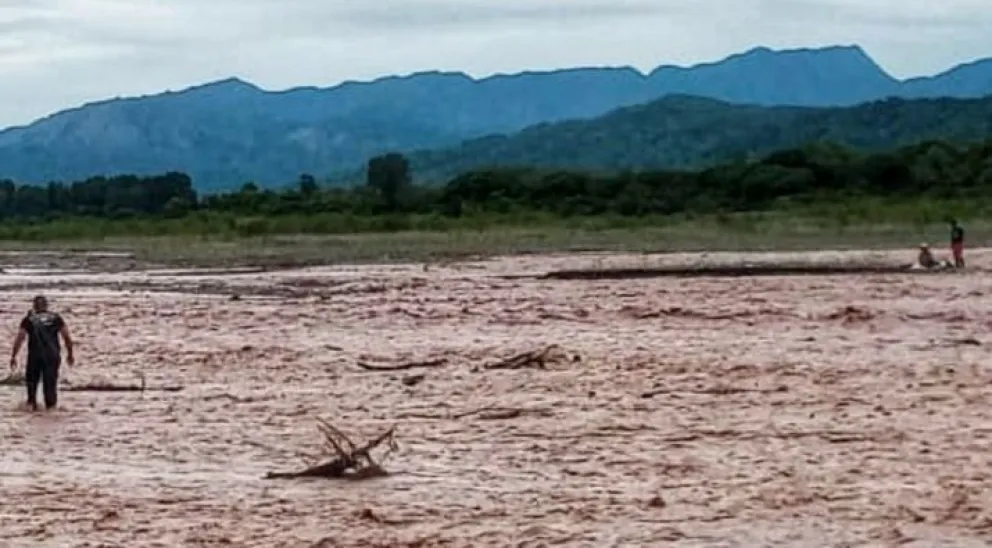 Sorprendente rescate a un pescador salteño en el Río Rosario