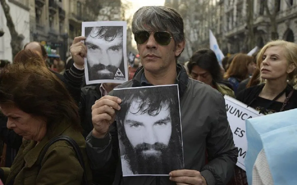 Nada de Nac&pop: Pablo Echarri fue visto en un avión rumbo a Estados Unidos