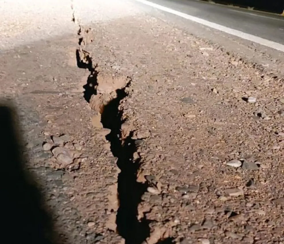 Terrible video: así se ve la grieta de 1.000 metros de largo que dejó el terremoto en San Juan