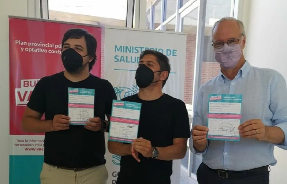 Vacunaron al ministro Daniel Gollán: fue la primera persona mayor de 60 años en recibir la vacuna rusa