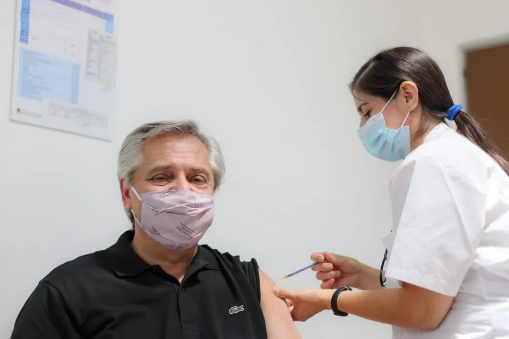 "Hagámoslo": Alberto Fernández se aplicó la vacuna rusa contra el coronavirus y mandó claro mensaje