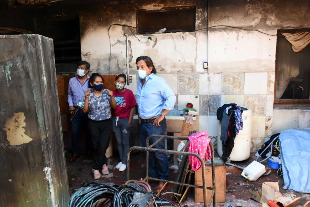 El gobernador Gustavo Sáenz sorprendió a una familia que perdió su casa en un incendio