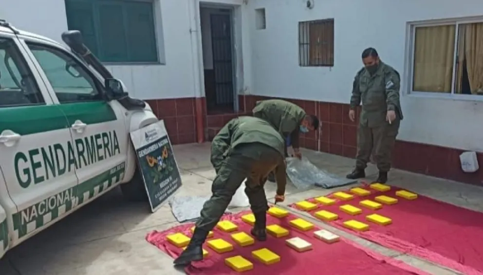 Frontera picante: intentaron ingresar a Salta con más de 25 kilos de cocaína y escaparon por el río