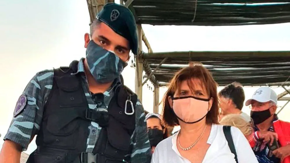 Habrían desplazado a los policías que saludaron a Patricia Bullrich