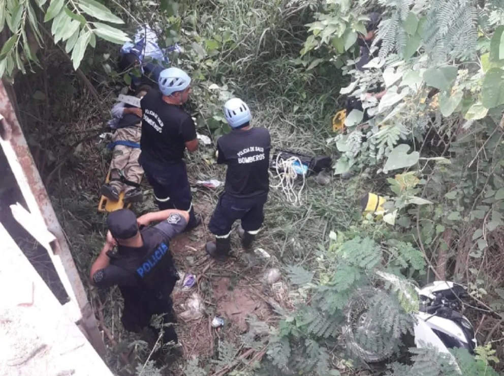 Día de suerte: dramático rescate de un motociclista que se cayó al vacío desde un puente en el interior salteño