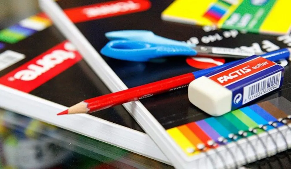 Preparando la mochila para el cole: acordaron congelar los precios de útiles escolares