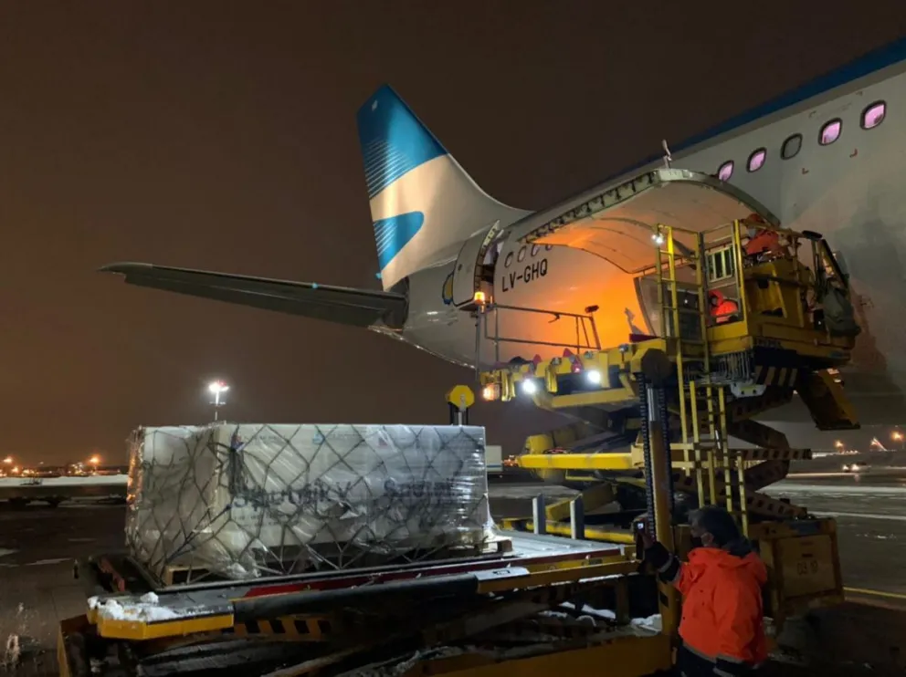 Partió el tercer vuelo a Moscú para buscar un nuevo lote de Sputnik V