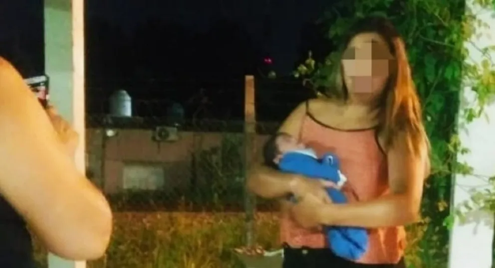 Abandonaron a otro bebé de apenas quince días en una caja en medio de una plaza