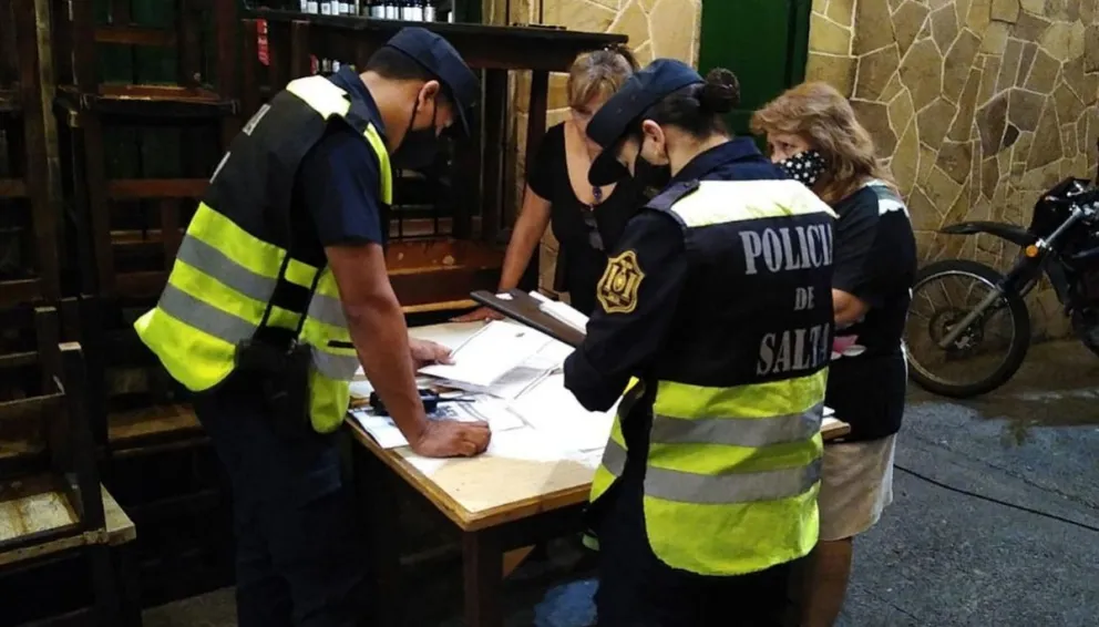 Importante operativo policial desarticuló tres fiestas clandestinas y detectó incumplimientos en 12 bares