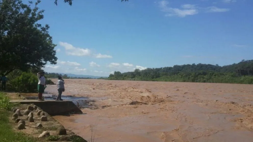 Buscan desesperadamente a un menor de 11 y a su hermano que cayeron a las aguas del Bermejo