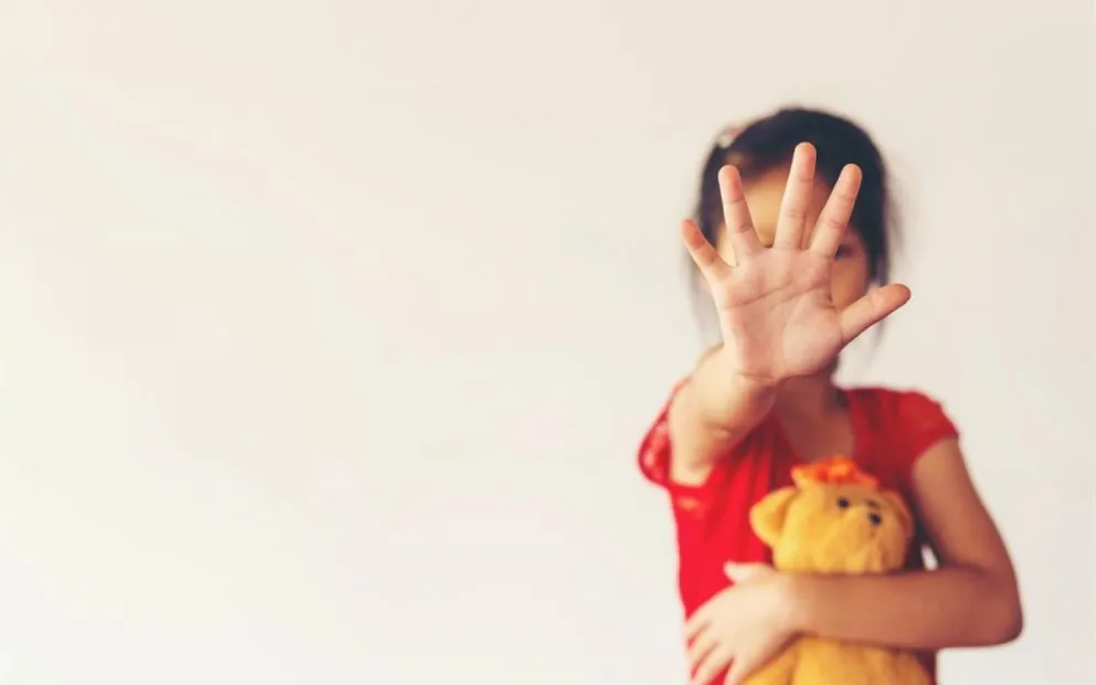 Una niña de 4 años fue brutalmente golpeada por su madre y la pareja, la internaron con el estómago perforado