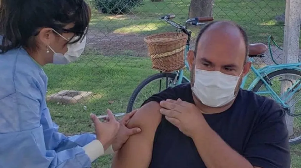 Un intendente se puso las dos dosis de la vacuna rusa y se contagió de coronavirus