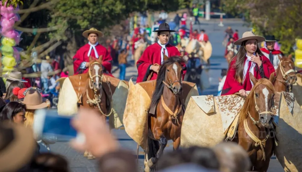 Tras la fuerte polémica, los gauchos salteños homenajean a Güemes 