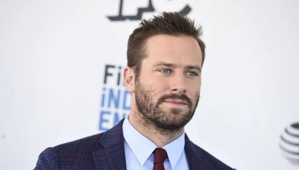 Armie Hammer, el actor acusado de canibalismo recibe otro duro golpe en su carrera
