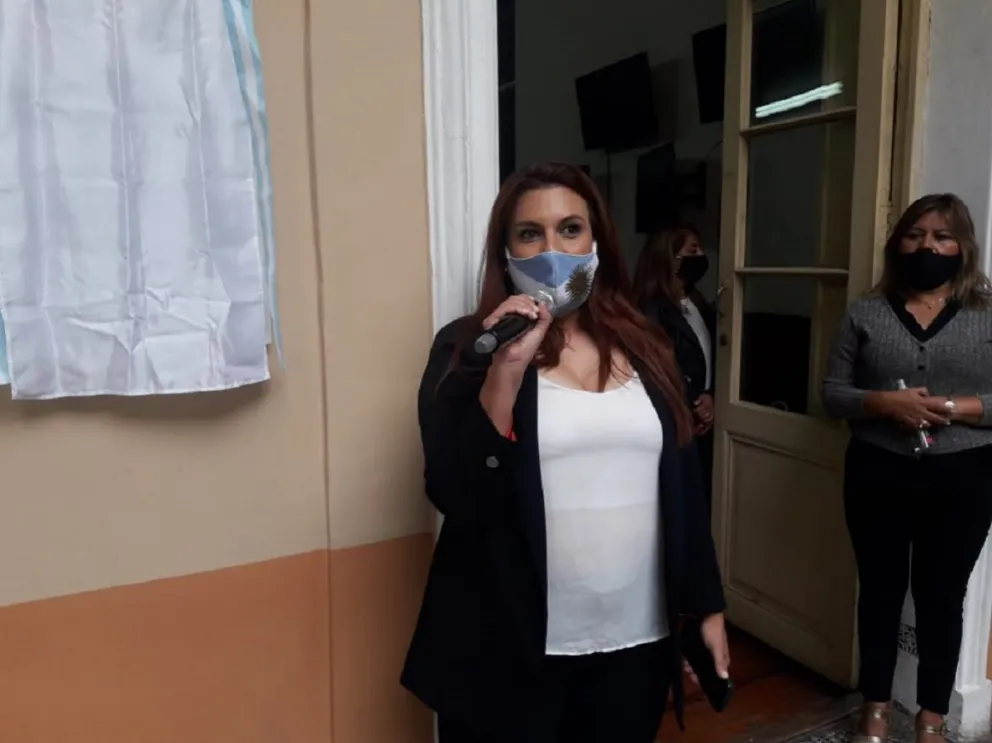 Mónica Juárez encabezó el descubrimiento de una placa en honor al nacimiento de Martín Miguel de Güemes