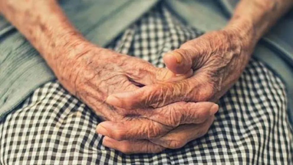 Abandono a su madre anciana en un bar: Ya hice demasiado por ella