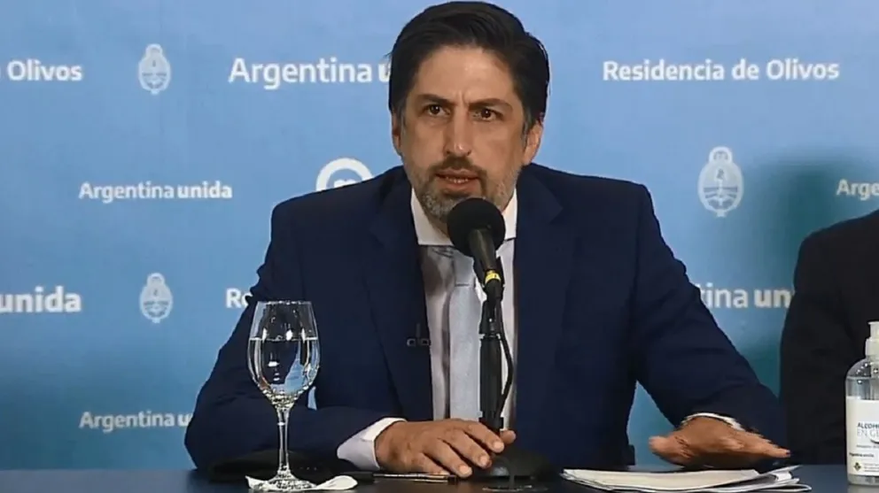 Aíslan al ministro de educación tras contacto estrecho 