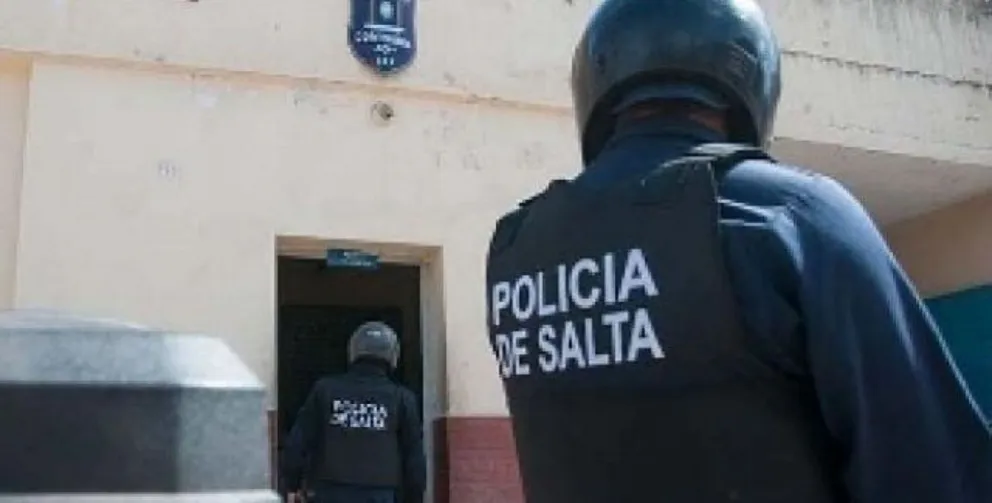 Ayudar sale mal: salteño auxiliaba a una mujer golpeada y la policía lo confundió con un "machirulo"