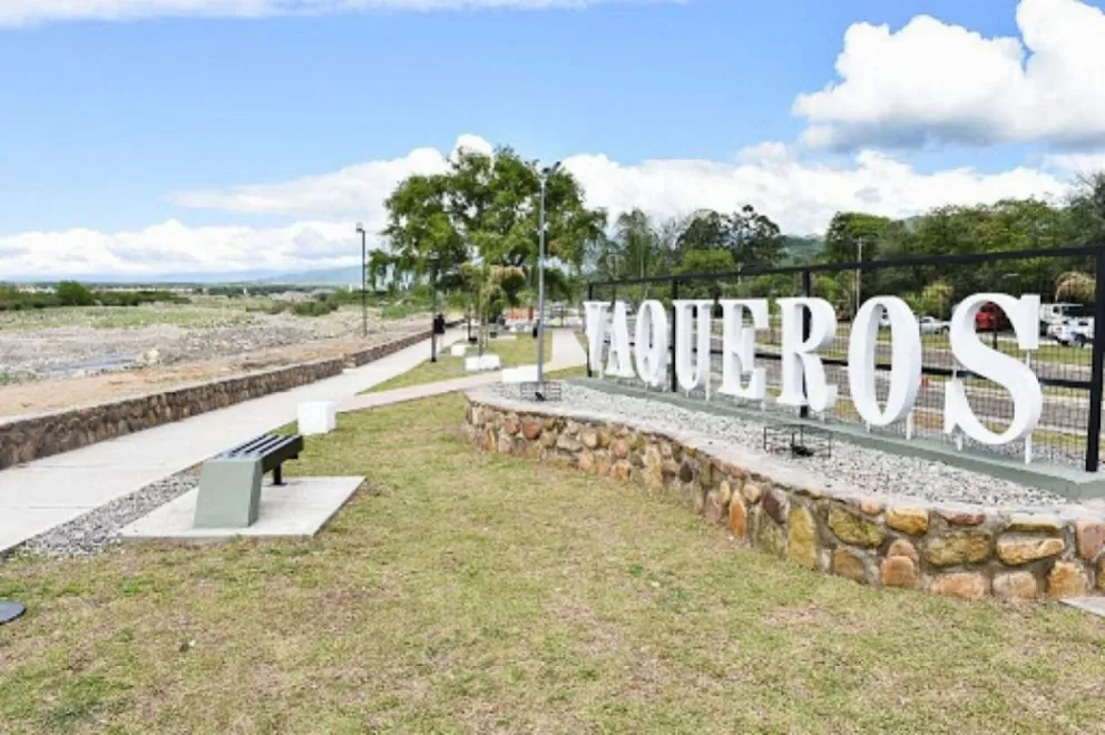 Escandaloso escrache al intendente de Vaqueros: colgaron un cartel con las obras que prometió y no hizo
