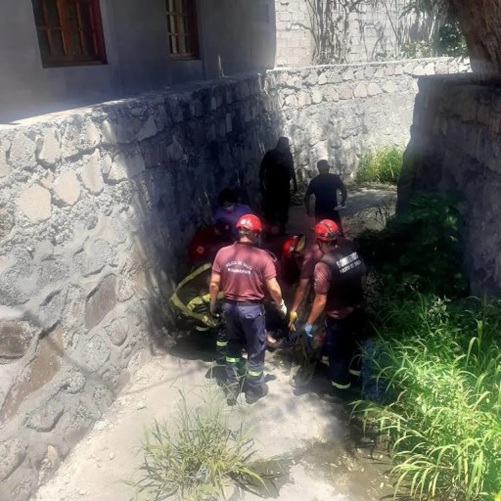Dos abuelitas fueron rescatadas luego de caer a un canal