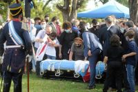 El expresidente fue inhumado junto a su hijo Carlos Menem Jr