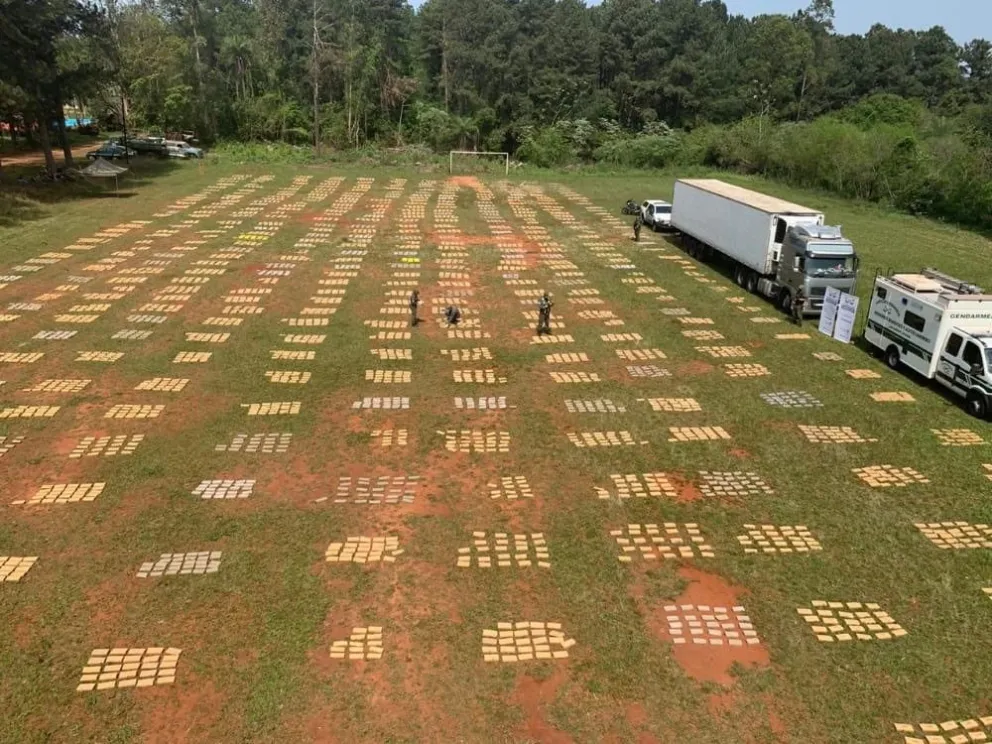 Prefectura detuvo un camión que transportaba 9.000 kilos de marihuana: los ocupantes se dieron a la fuga