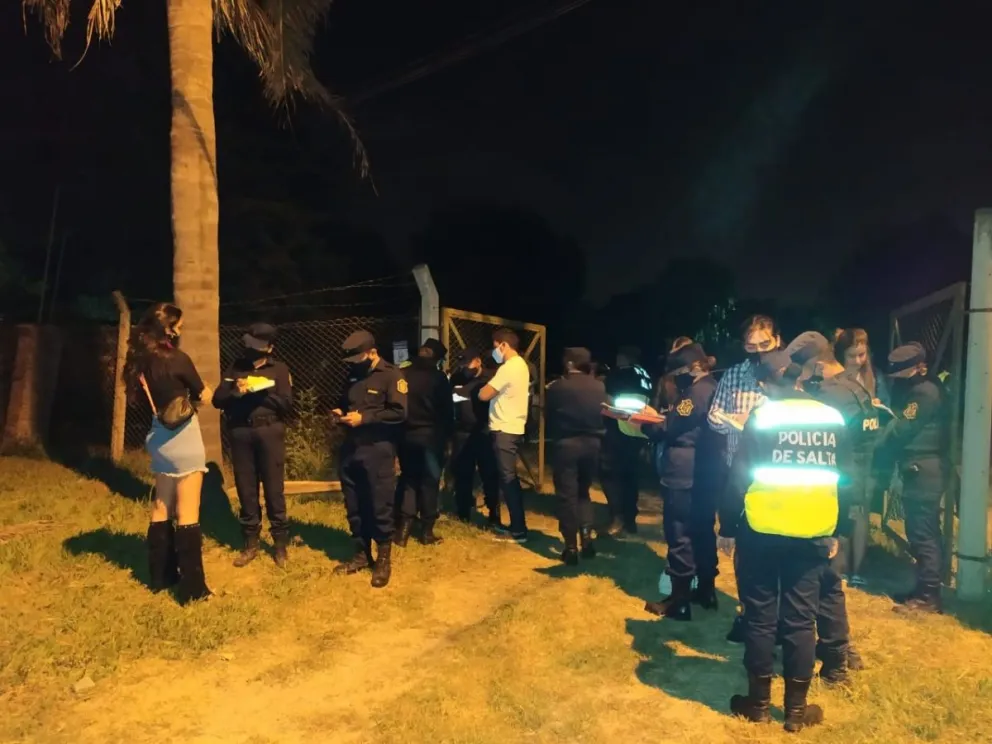 Tensión y pánico en un cumpleaños clandestino: salteño furioso le bajó los dientes a un policía