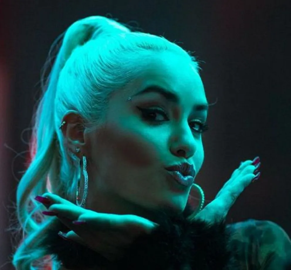 Lali Espósito compartió nuevas imágenes de “Sky Rojo”: Detrás de cámaras y muchas revelaciones más 