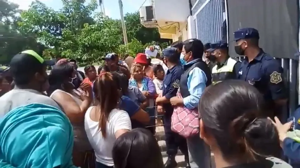 |VIDEO| Descontrol y caos en Tartagal: wichis desesperados en la entrega de las donaciones