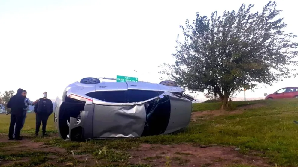 Una conductora perdió el control de su auto y volcó en avenida Bolivia: viajaban cuatro mujeres