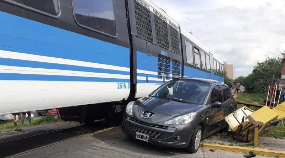 Arenales y Dean Funes: el tren urbano embistió un auto