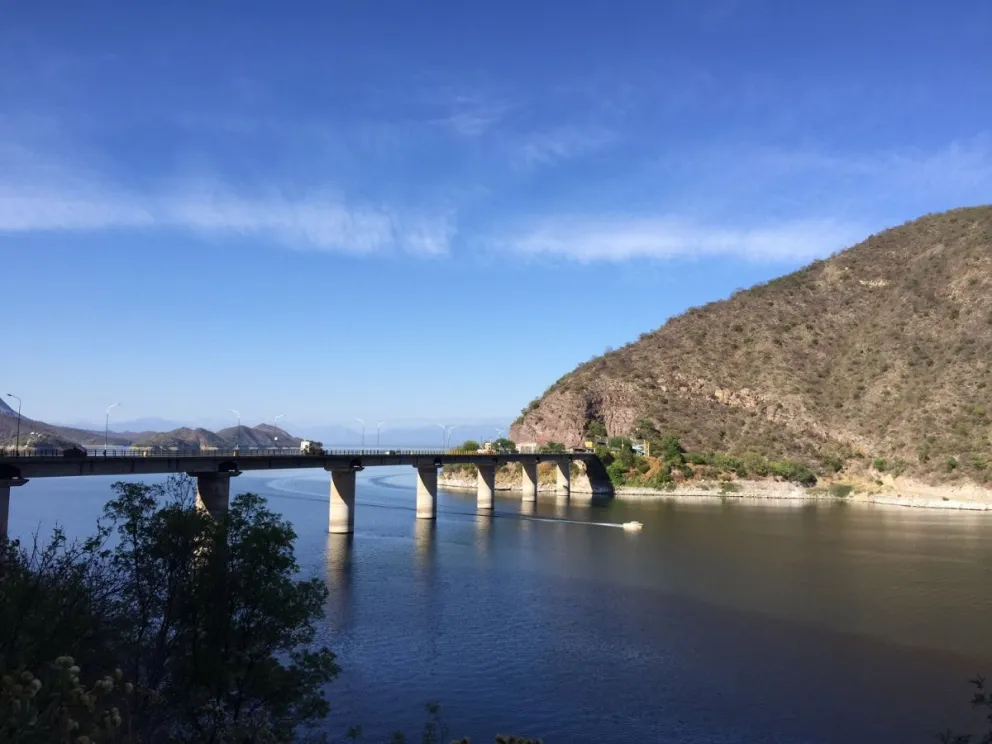 ¿La tomarías? Aseguran que el agua del Dique Cabra Corral es apta para el consumo