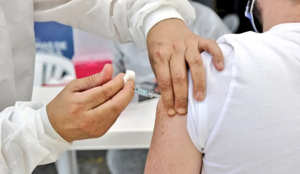 Según el COE y su plan estratégico, quiénes son los funcionarios que pueden recibir la vacuna contra el coronavirus