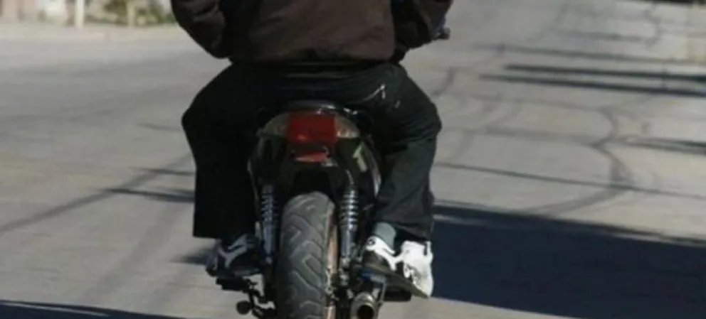Aguaray: motociclista vio a la policía, arrojó su mochila y se dio a la fuga