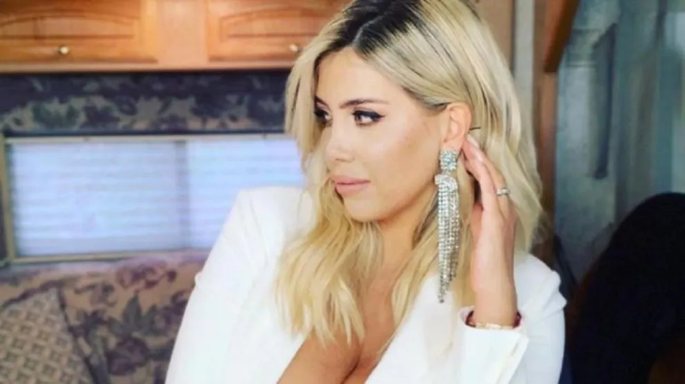 Con una micro bikini y una sugerente pose, Wanda Nara alertó a sus fans de un nuevo proyecto